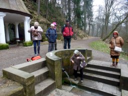 Výletníci u studánky 03